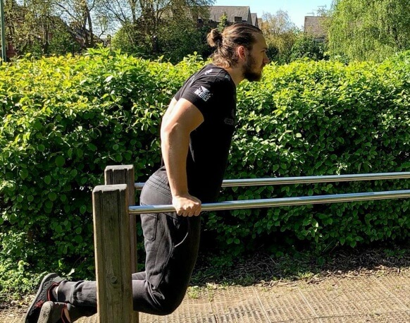 Feature image Tricep Dips Using Bodyweight